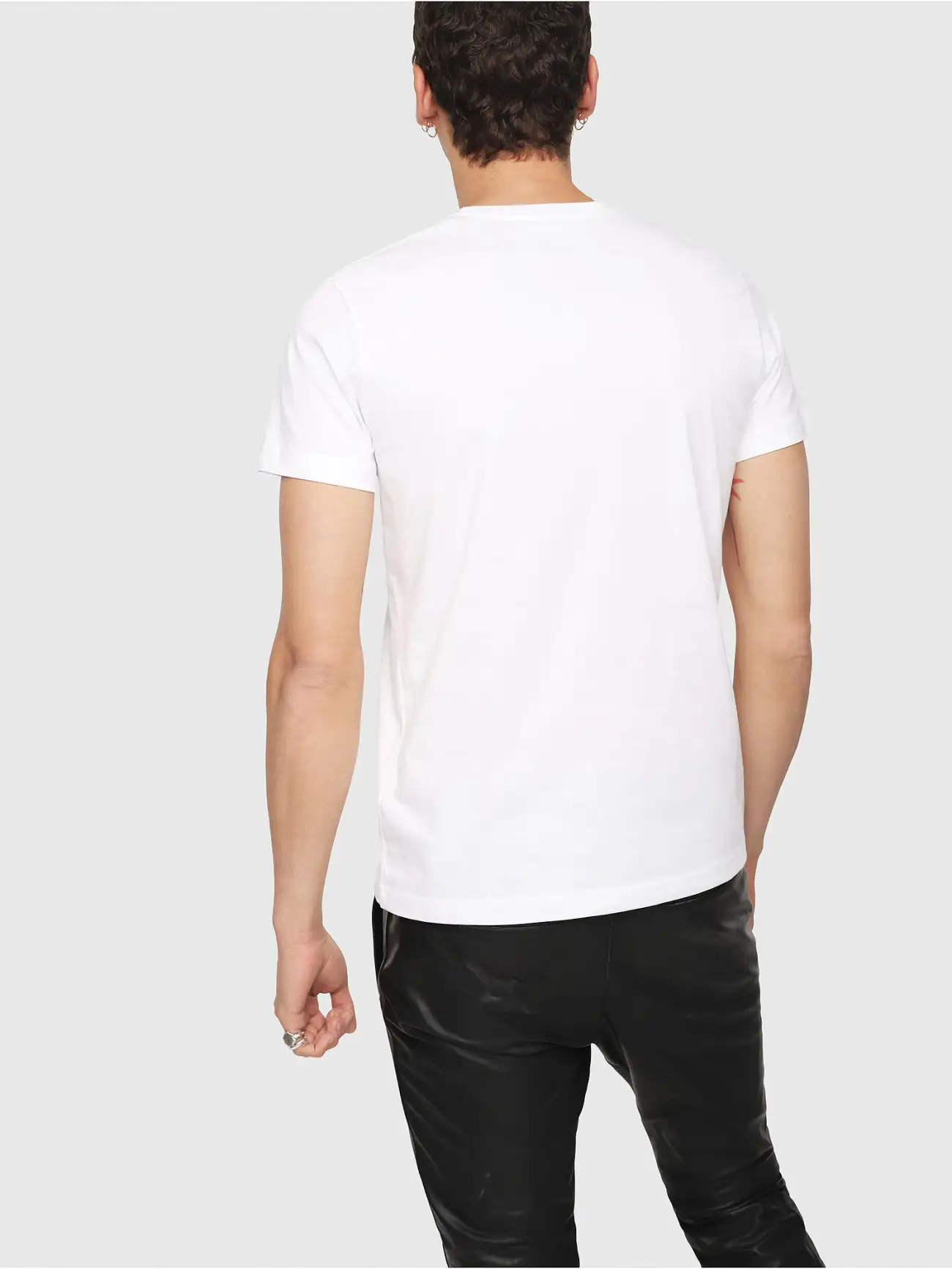 700179600-2.webp