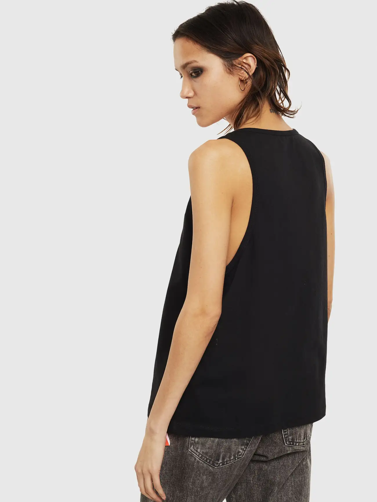 700187175-2.webp